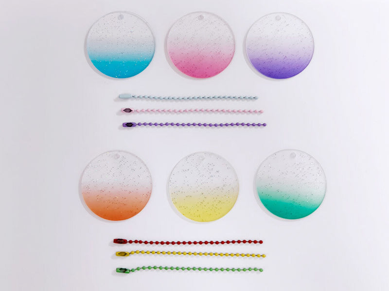 キラキラアクリルプレート（グラデーション、チェーン付）